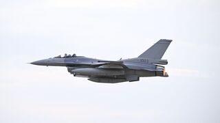 Stíhačka F-16 sa zrútila pri nácviku leteckej šou v Poľsku. Pilot zahynul, armáda ruší víkendový program