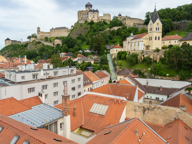 Revitalizácia pešej zóny sa predražila. Archeológovia našli v Trenčíne podzemné chodby