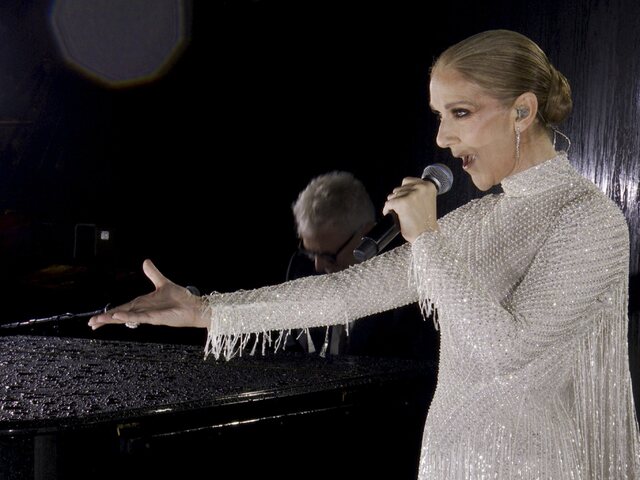 Po štyroch rokoch späť na pódiu. Celine Dion zažiarila na ceremoniáli v Paríži a na dážď všetci zabudli