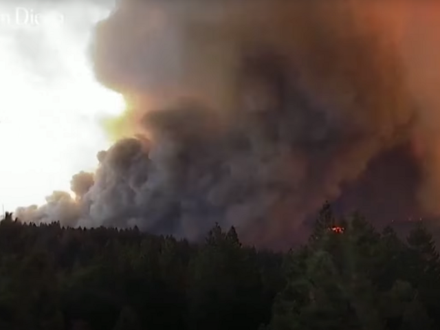 Kalifornia v plameňoch. Požiar za 24 hodín takmer zdvojnásobil svoju veľkosť, pod kontrolou je iba 10 percent