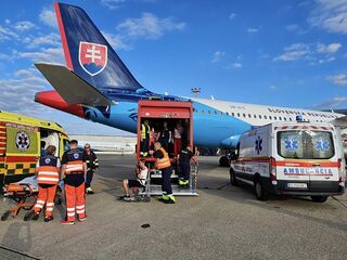 Letisko lietadlo sanitky lekári záchranka záchranná služba 