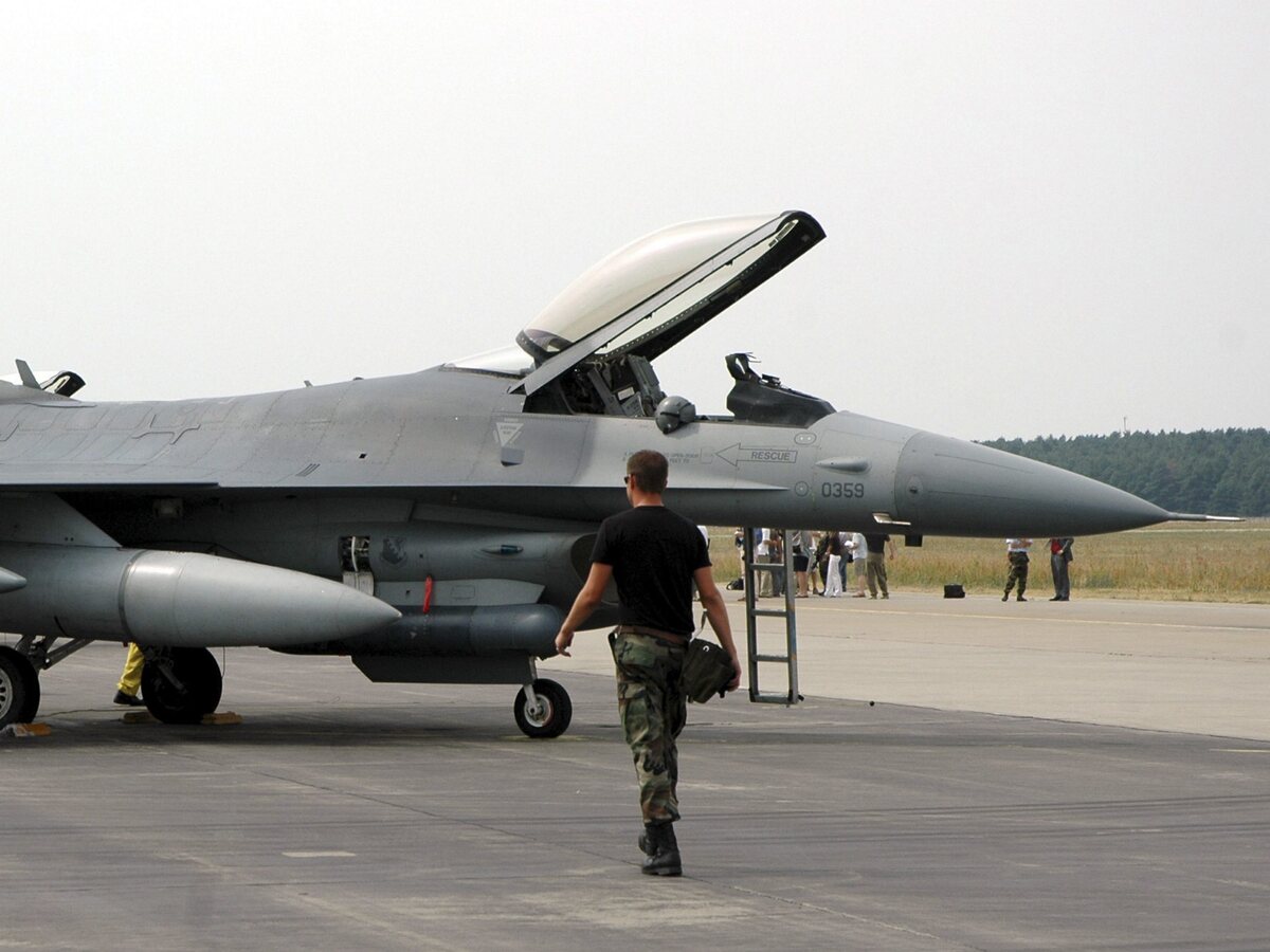  F-16