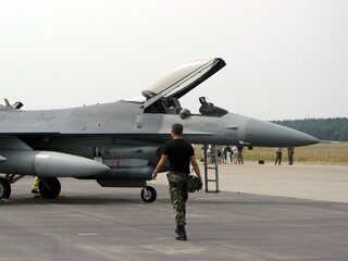  F-16