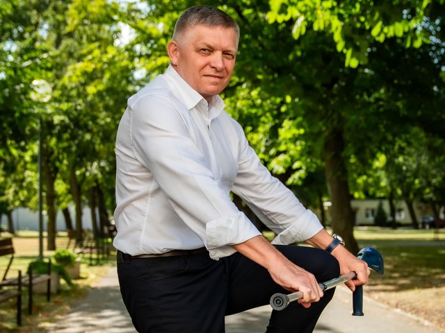 Fico symbolicky "zlomil" barlu. Oznámil, že pomoc pri chôdzi už nepotrebuje a zaútočil na opozíciu a médiá
