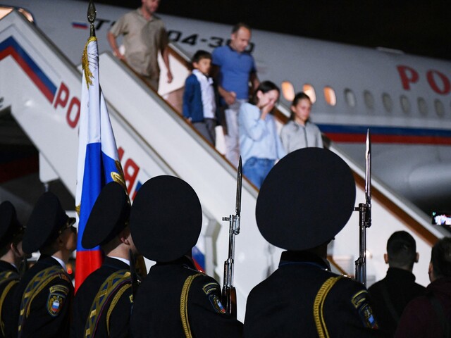 FOTO: Prepustení väzni sú už doma. Putin sľúbil ruským zločincom vyznamenanie, Scholz hovoril o dojímavom stretnutí  
