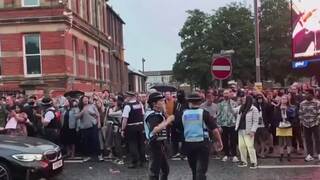 V Anglicku pokračujú nepokoje a demonštrácie proti migrácii. Pri protestoch zranili viacerých policajtov