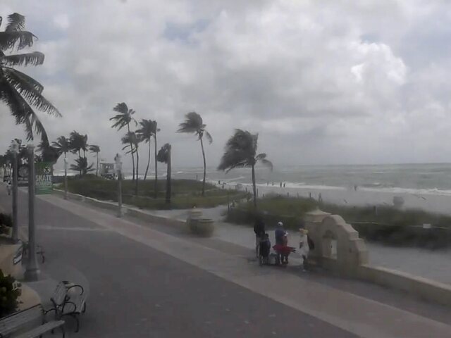 Tropická búrka Debby sa rúti k Floride. Nad pevninu dorazí ako hurikán, vyhlásili núdzový stav 