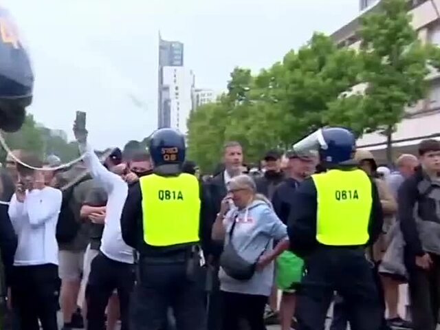 Protesty v Británii neutíchajú. Násilné demonštrácie zamerané proti migrantom začala falošná správa