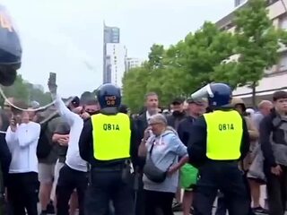 LED-cela-BRITANIA-PROTESTY