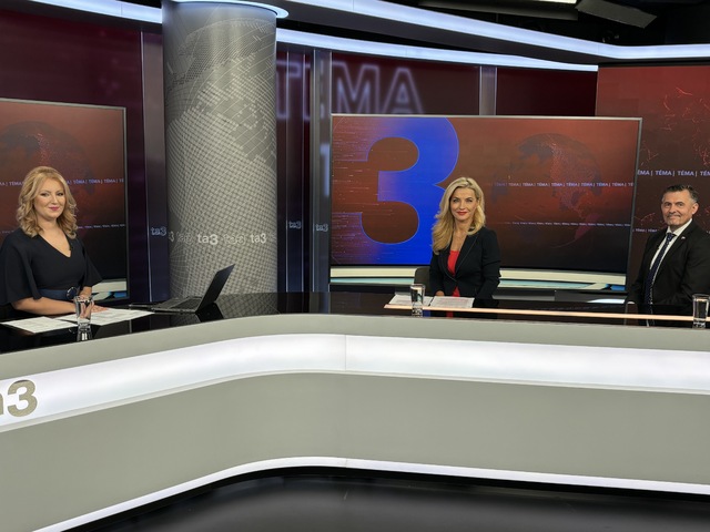 Politika podľa Šimkovičovej do umenia nepatrí, počas cykloprotestu vraj lietali vrtuľníky. Petícia je len elektronický dotazník, odkazuje Machala
