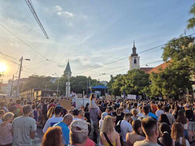 FOTO/VIDEO: Námestie zaplnilo cez 18-tisíc ľudí. Opozícia zorganizovala protest, KDH sa nepridalo