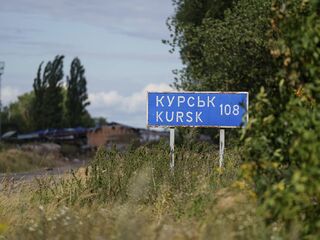 Tabuľka s nápisom " Kursk 108 km" je viditeľná na rusko-ukrajinskej hranici v regióne Sumy, Ukrajina