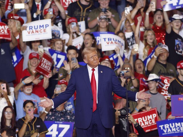 Trump: Vyzerám oveľa lepšie ako Harrisová. Na mítingu ju tiež označil za šialenú ženu a komunistku