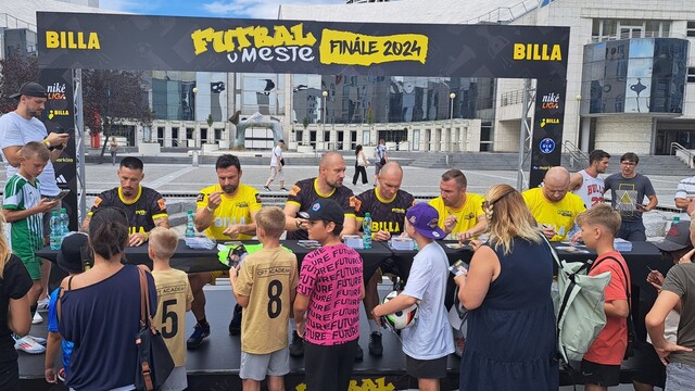 thumbnail_Futbal v meste_finale_autogramiada.jpg