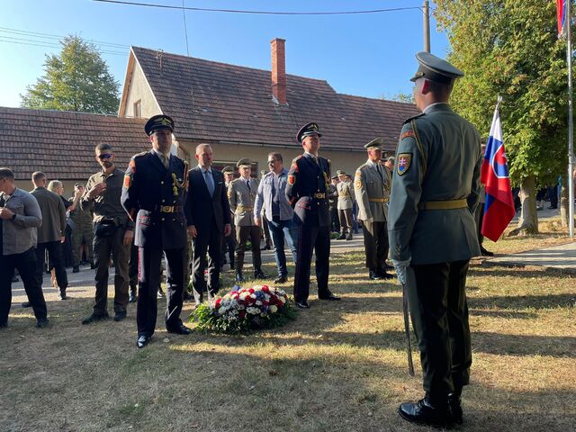 FOTO/VIDEO: Akt kladenia vencov v obci Zlatno. SNP bolo významným medzníkom v histórii Slovenska, povedal prezident