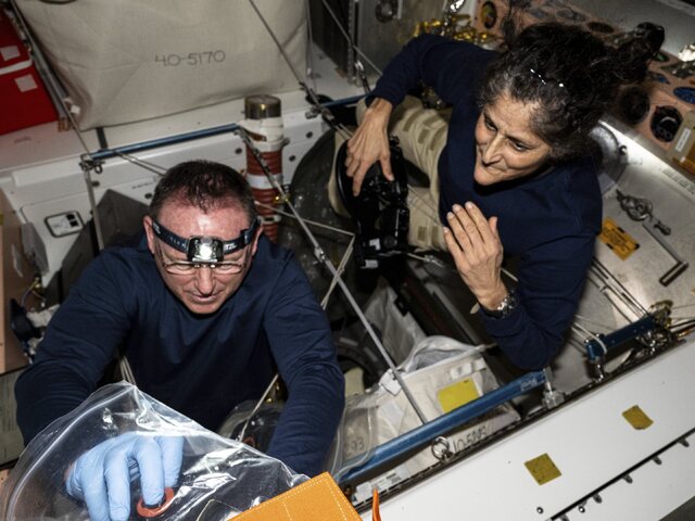 Namiesto pár dní ostanú vo vesmíre niekoľko mesiacov. Návrat dvojice astronautov sa odkladá na budúci rok