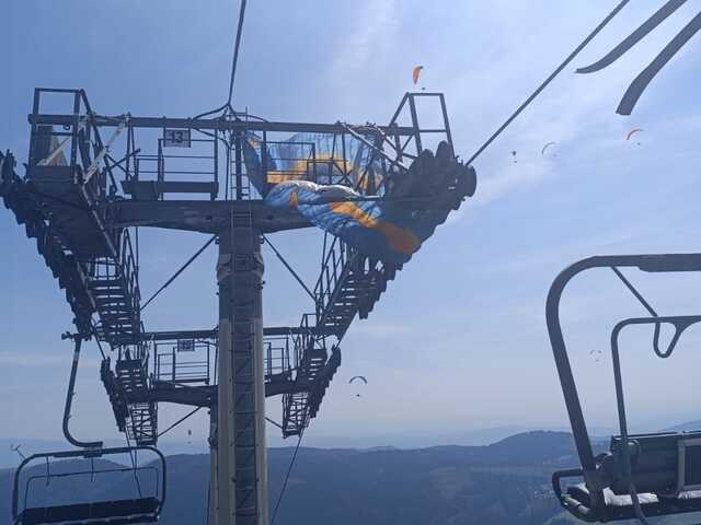FOTO: Horskí záchranári ratovali paraglajdistu. Muž narazil do lanovky, padák sa mu zamotal do konštrukcie