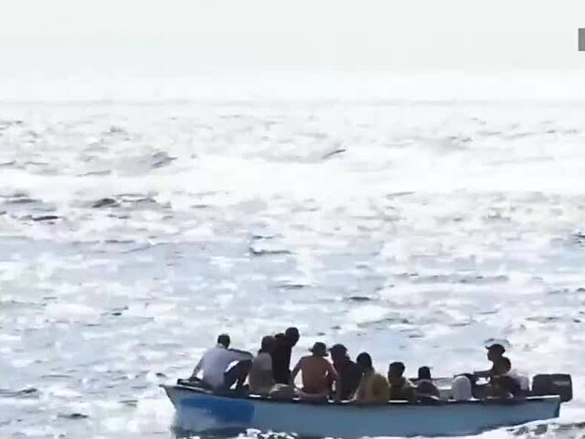 Stovky migrantov prišli za víkend na Lampedusa. Jedna žena cestou priviedla na svet dieťa