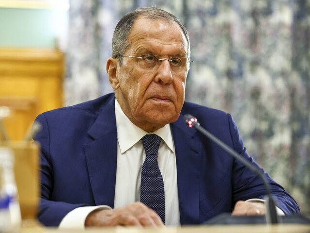 Hra so zápalkami sa Západu vypomstí, varuje Lavrov. Zmena v rozhodnutí môže rozpútať III. svetovú, dvíha prst