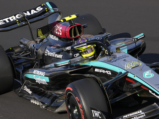 Lewis Hamilton v kokpite F1
