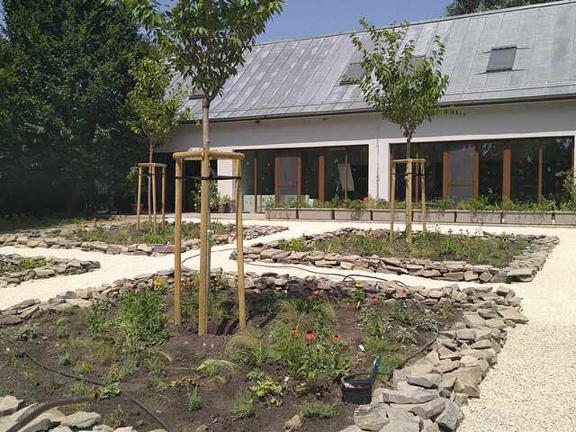 Ekoncentrum Dropie pri Zemianskej Olči učí deti chrániť prírodu. Venuje sa hlavne environmentálnej výchove