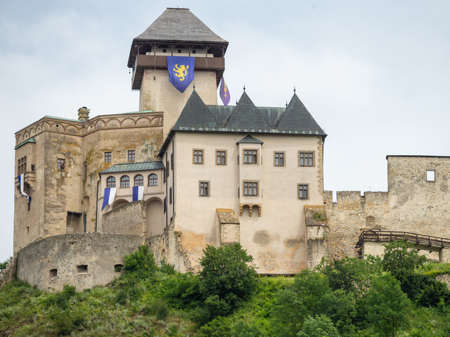 Na Trenčianskom hrade odkrývajú vzácnu kryptu pod gotickou kaplnkou: Archeológovia objavili viacero významných artefaktov
