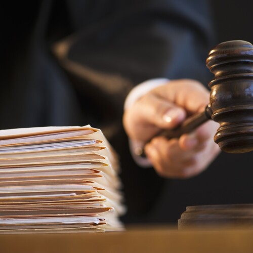 sudcovské kladivo.jpg