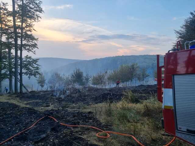Pri kameňolome v obci Borinka horelo. Na mieste zasahoval aj vrtuľník ministerstva vnútra