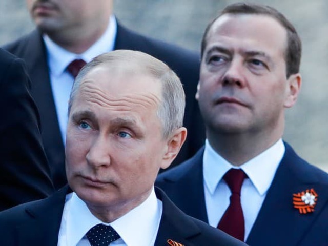 Zatkol by ho len šialenec. Medvedev sa vysmieva Západu, Mongolsko privítalo Putina s otvorenou náručou