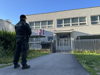 policajt pred školou.jpg