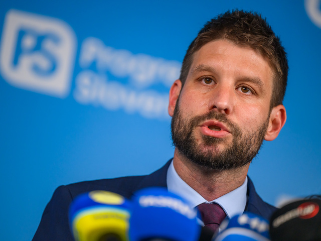 Šimečka vyzval Fica, aby poslancov Smeru poslal v stredu do práce. Premiér je viditeľne zúfalý, vyhlásil