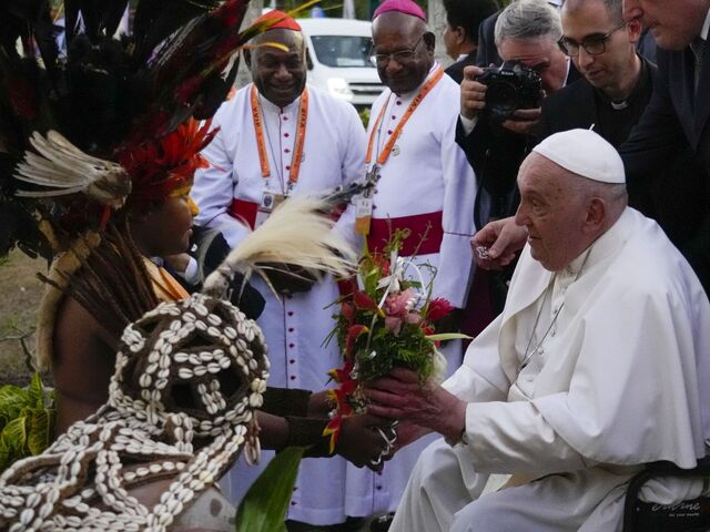Pápež Papuáncom: Ukončite kmeňové vojny. Hlava katolíckej cirkvi pokračuje vo svojej ceste po Ázii