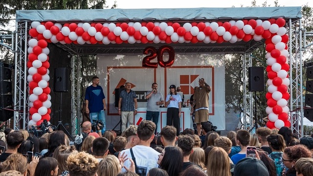 Separ, Lucia Vargová a Sven Reinhard zo spoločnosti Kaufland, primátor Ján Krtík a Osťo.