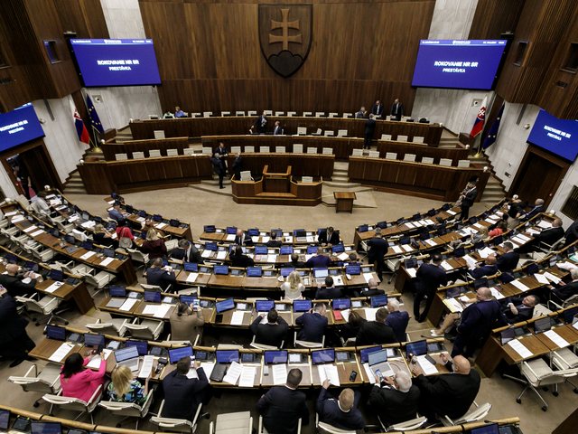 Daň za neresti. Drahšie budú nealko nápoje, e-cigarety aj nikotínové vrecúška, zahlasovali poslanci