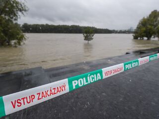 Dunaj a policajná páska pri nákupnom centre Eurovea v pondelok 16. septembra 2024.