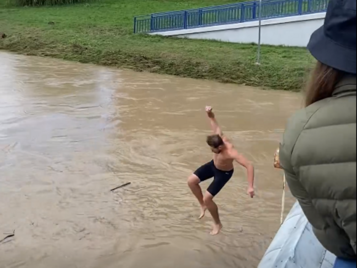 Otrokovice muž skočil do rieky
