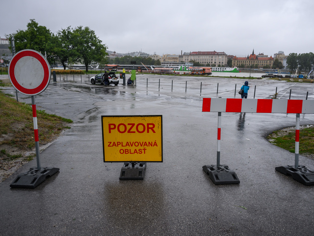 Slovenskej obci hrozí, že ostane odrezaná od sveta. Jedinú cestu von z dediny zaplaví voda