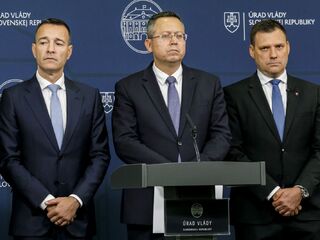 konsolidacia minister školstva, výskumu, vývoja a mládeže SR Tomáš Drucker (Hlas-SD), minister financií SR Ladislav Kamenický (Smer-SD) a podpredseda vlády a minister životného prostredia SR Tomáš Taraba