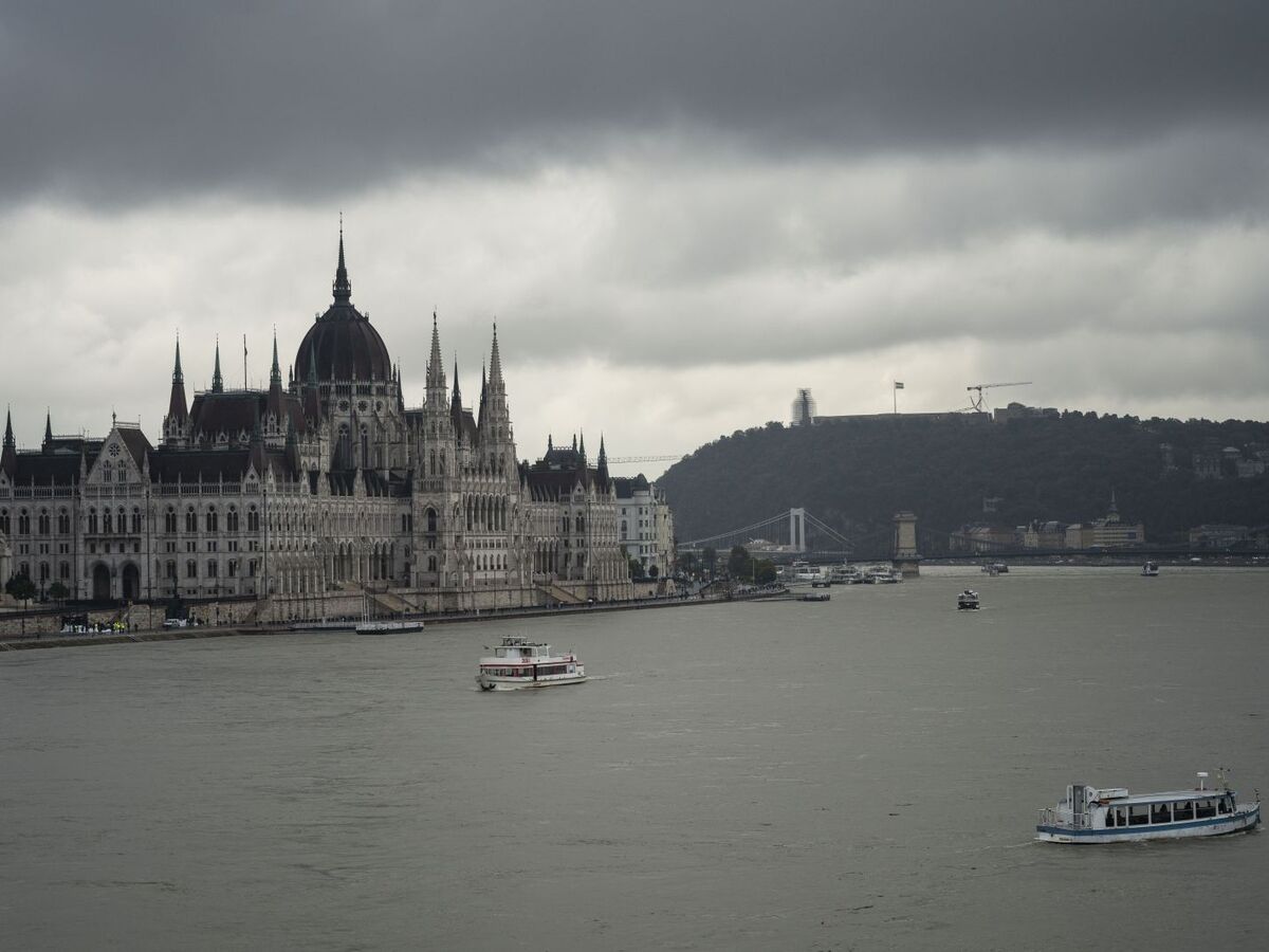 tmavé mraky nad budovou parlamentu počas záplav v Budapešti pondelok 16. septembra 2024.