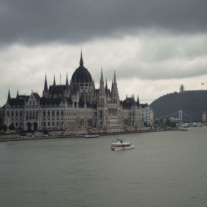 tmavé mraky nad budovou parlamentu počas záplav v Budapešti pondelok 16. septembra 2024.