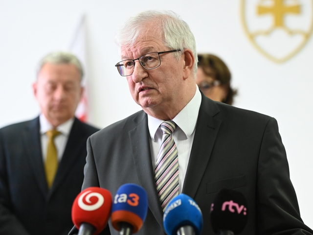 Zverejnili dôvody, prečo odvolali Mazáka. Na letenkách vraj minul tisíce, no hlavná výčitka chýba