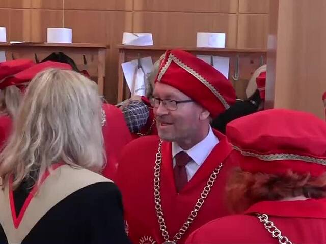 Akademici a móda? Vedenie univerzity v Košiciach si oblieklo nové taláre, výšivky majú skrytý význam