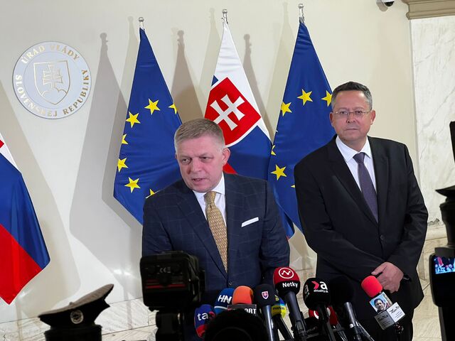 Fico urgentne rokoval o rope. Po schôdzke o výsledkoch z Moskvy nakoniec prišiel aj na oslavy konca vojny
