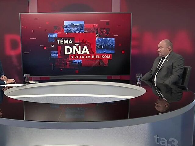 Ospravedlňujem sa všetkým ženám, prekvapil Huliak. Podľa Gröhlinga je hulvát, rovnako ako celá SNS