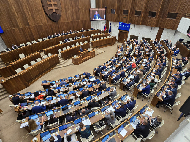 Náročný program, dlhé rokovania. Poslanci opäť zasadnú do parlamentných lavíc, na stole majú tieto témy