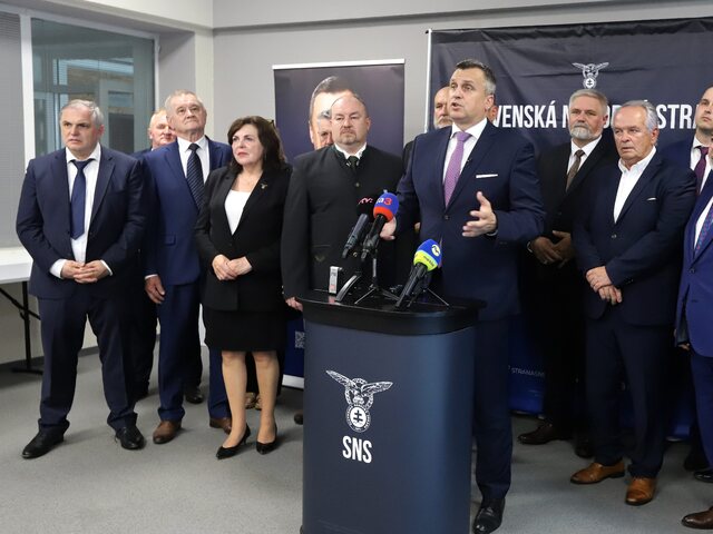 Médiá nemajú vlastniť politici, vyhlásila SNS. Strana chystá zákon, ktorý by ich prinútil zbaviť sa podielov
