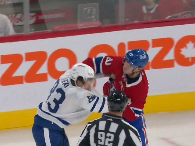 VIDEO: Slafkovský zhodil rukavice, obrancovi Toronta Maple Leafs spôsobil tržnú ranu nad okom