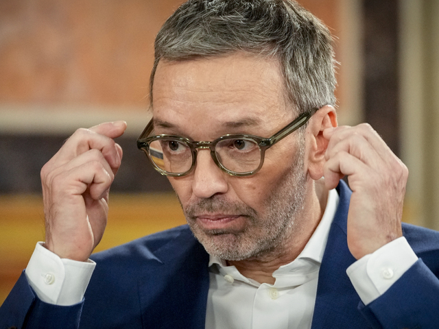 FPÖ dosiahla v rakúskych voľbách historické víťazstvo. Strana ÖVP zaznamenala rekordnú stratu 