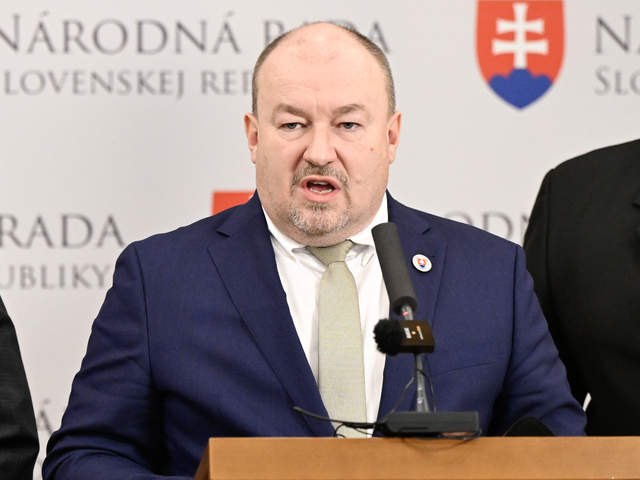 Huliak a nečakané zmeny. Žiada doplniť názov klubu SNS, na post šéfa NR SR podporí kandidáta Hlasu