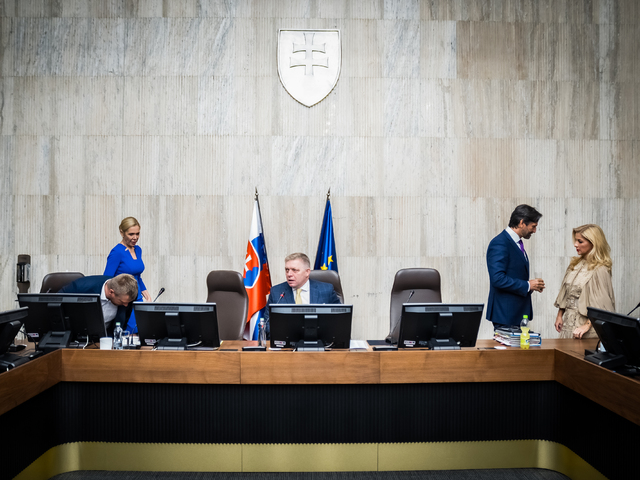 Vláda upravila výdavky: Viac peňazí pôjde na dopravu, školy, obce aj farmárov. Predĺži sa lehota na príspevky pre sociálne služby